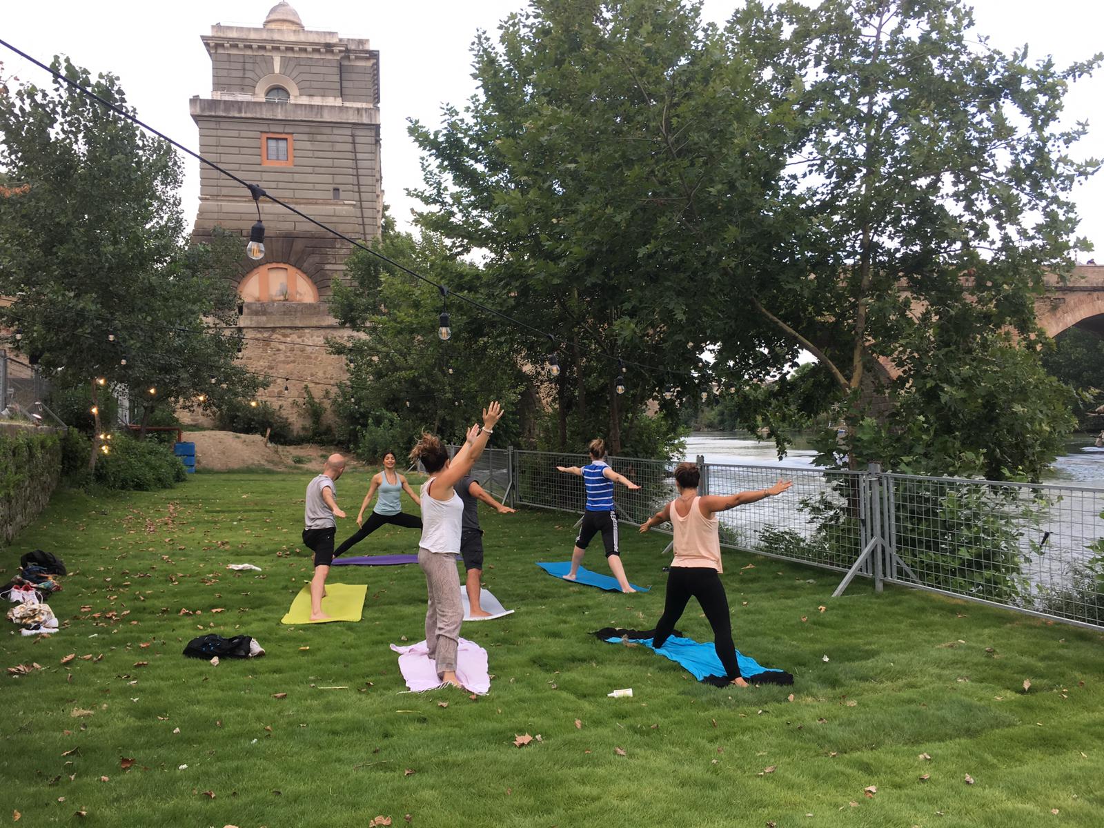 Le lezioni di yoga gratuite a Parcomilvio Le lezioni di yoga gratuite a Parcomilvio